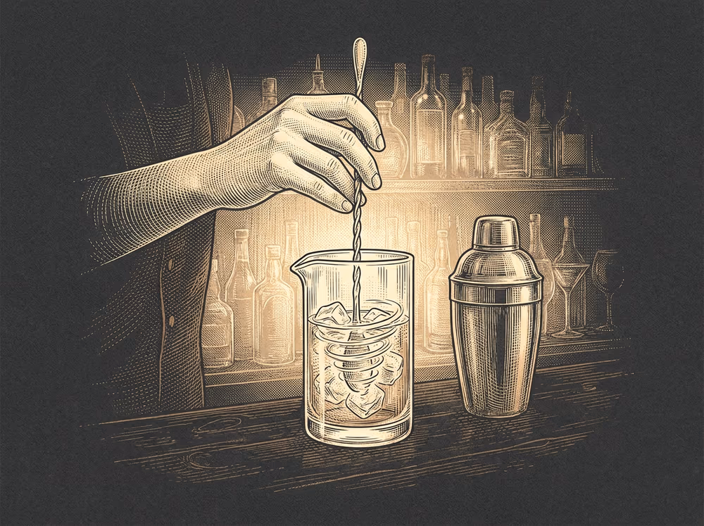 Una mano removiendo con cucharilla en un vaso mezclador, junto a la coctelera, grabado