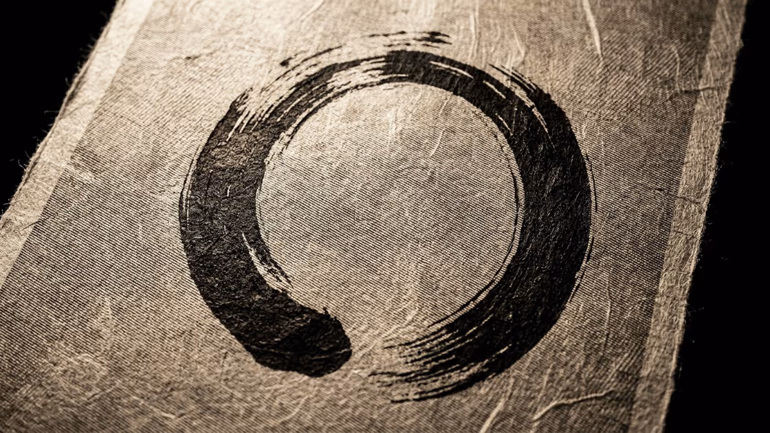 Grabado en bronce: un círculo enso abierto, sin cerrar.