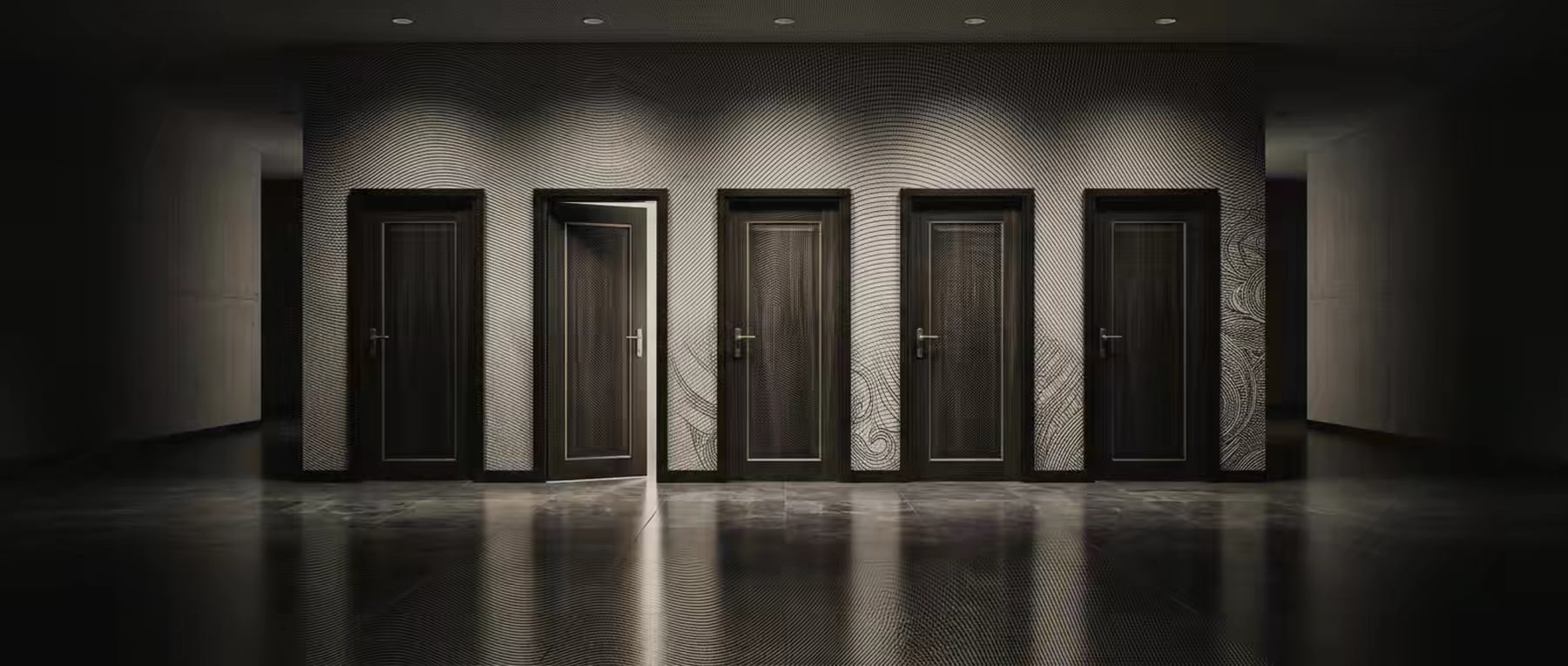 Grabado en bronce: cinco puertas iguales en un pasillo, y una entreabierta con la luz saliendo.