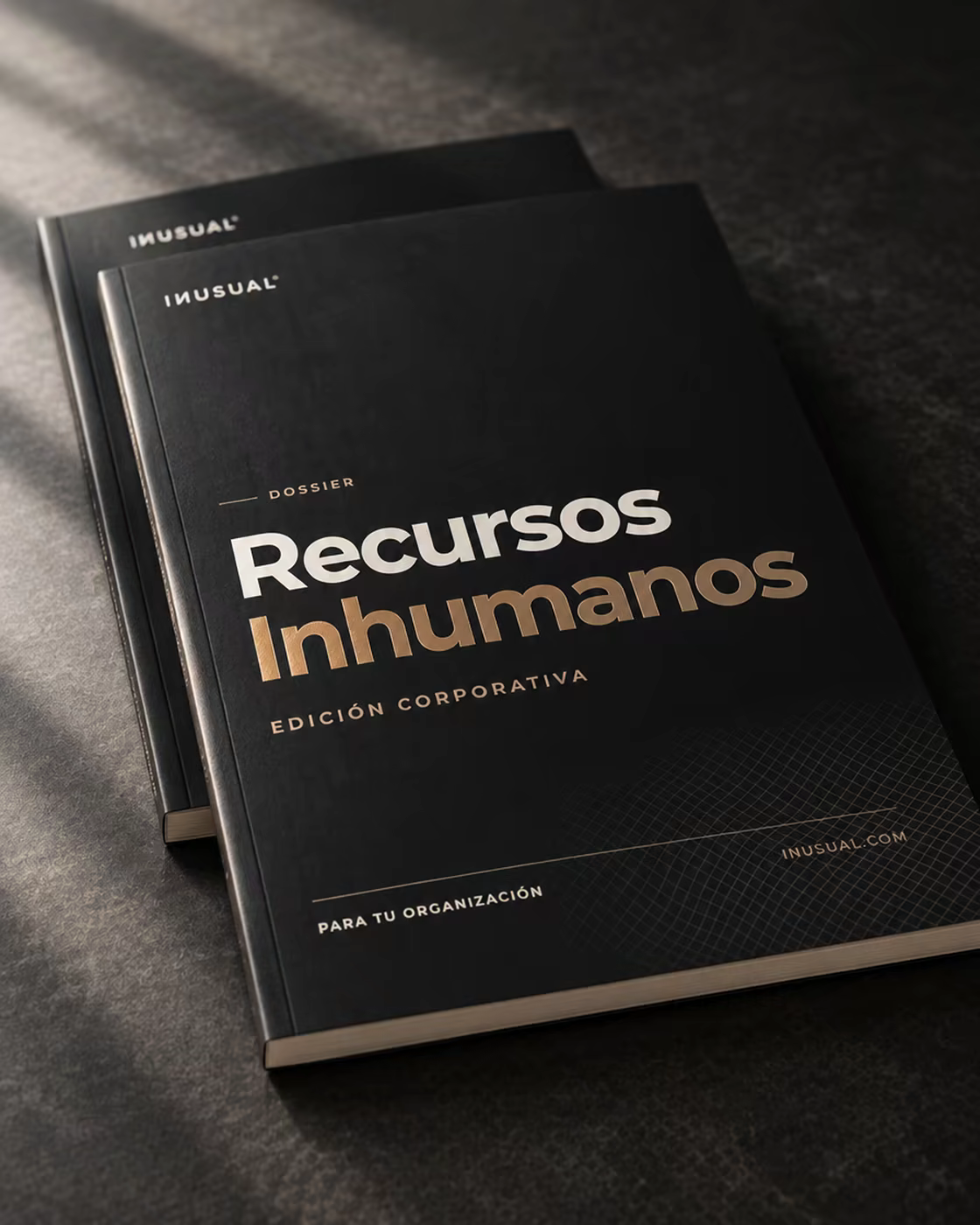 El dossier impreso de Recursos Inhumanos, edición corporativa, sobre una mesa